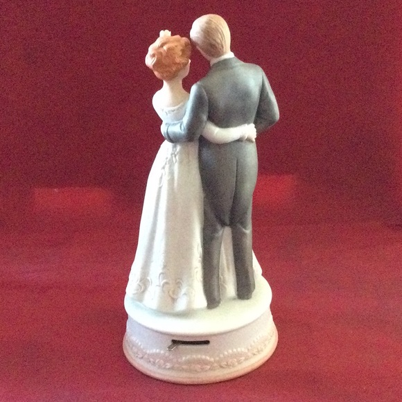Bride & Groom Musical Figurine - Picture 4 of 7